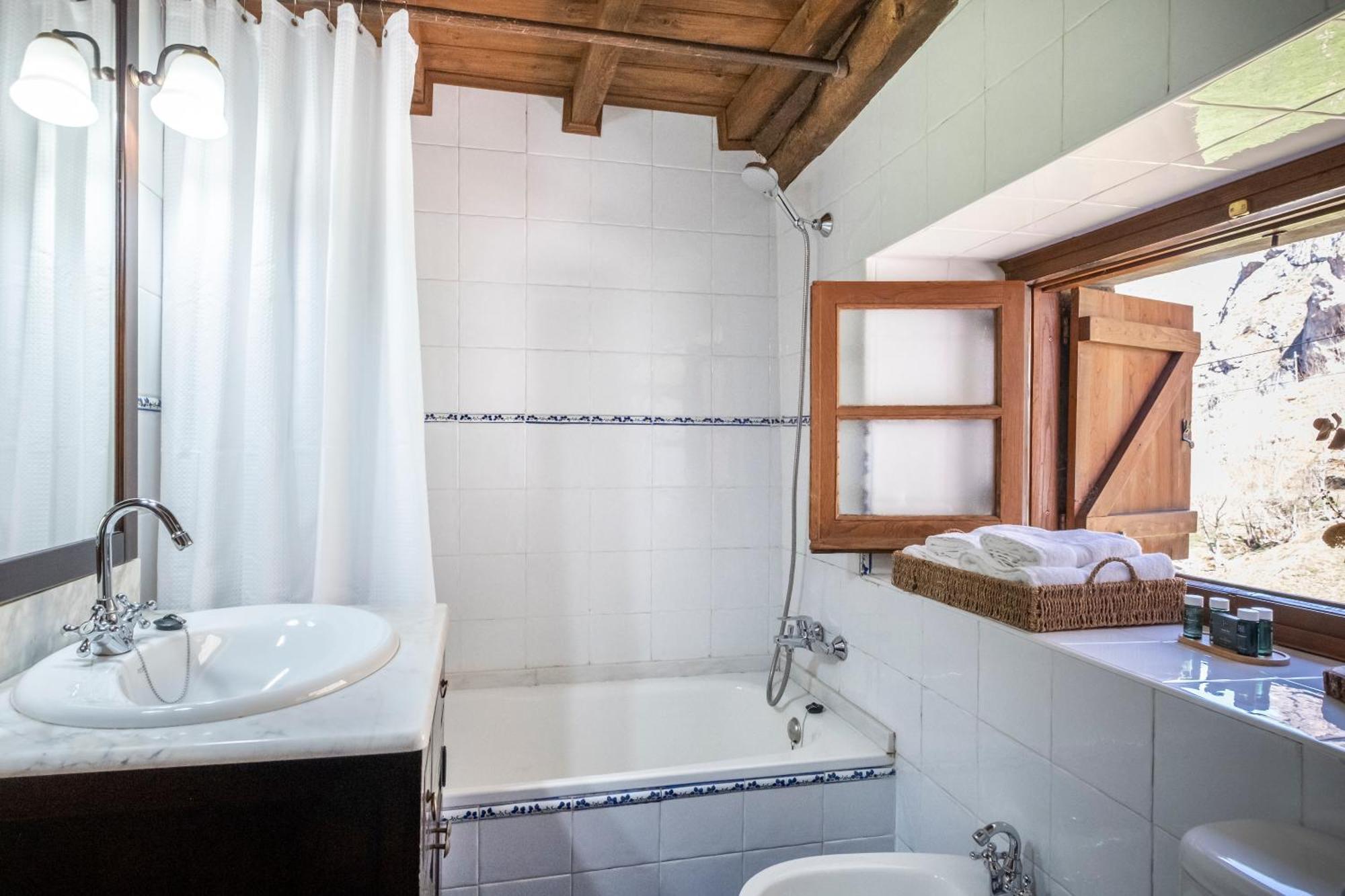 Apartamentos Rurales La Laguna Somiedo Valle de Lago Экстерьер фото